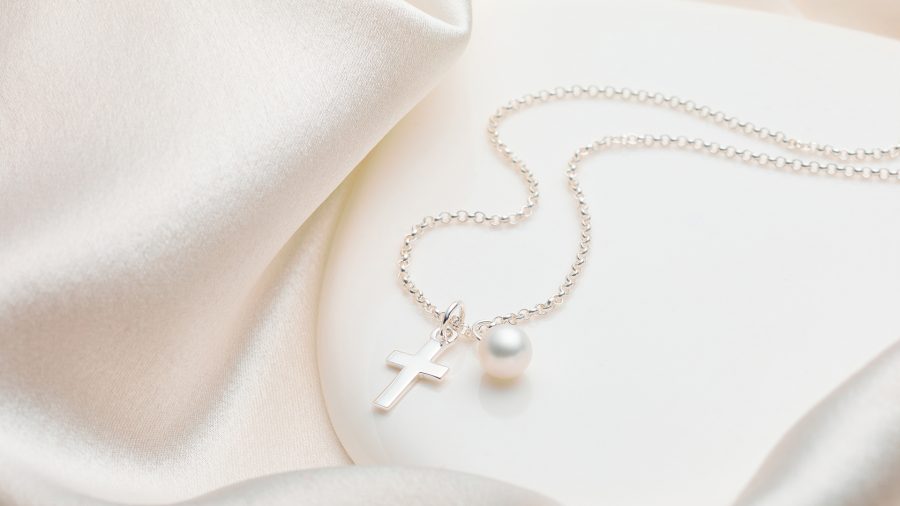 A Guide to Personalized Jewelry Gifts for a First Communion